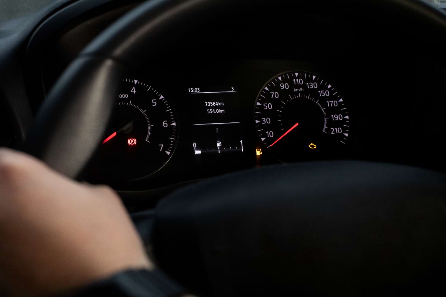 Warum eine fehlerhafte Instrumententafel nicht ignoriert werden sollte Die Instrumententafel eines Fahrzeugs spielt eine zentrale Rolle für die Sicherheit und Funktionalität des Fahrzeugs. Sie zeigt wichtige Informationen wie Geschwindigkeit, Kraftstoffstand und Motortemperatur an. Ein Defekt in diesem Bereich kann dazu führen, dass der Fahrer falsche oder gar keine Daten erhält, was potenziell gefährlich sein kann. Häufige Probleme sind flackernde Anzeigen, defekte Zeiger oder komplett ausfallende Anzeigen. Viele Autofahrer neigen dazu, kleinere Störungen in der Instrumententafel zu ignorieren, bis sie zu einem ernsthaften Problem werden. Eine frühzeitige Diagnose und Reparatur kann jedoch größere Schäden verhindern und die Lebensdauer der Fahrzeugelektronik verlängern. Besonders bei modernen Fahrzeugen sind die Instrumententafeln mit einer Vielzahl von Sensoren und elektronischen Komponenten ausgestattet. Eine Reparatur erfordert daher spezielles Fachwissen und professionelle Werkzeuge. Statt teure Ersatzteile zu kaufen, kann eine gezielte Reparatur eine kostengünstigere und nachhaltigere Lösung sein. Professionelle Kombiinstrument Reparatur als kosteneffiziente Lösung Viele Werkstätten bieten heute spezialisierte Dienstleistungen für die Kombiinstrument Reparatur an, um defekte Anzeigen oder Elektronikfehler zu beheben. Dabei werden fehlerhafte Komponenten identifiziert, defekte Lötstellen repariert oder beschädigte Displays ausgetauscht. Eine fachgerechte Reparatur stellt sicher, dass das Kombiinstrument wieder zuverlässig funktioniert und alle Anzeigen korrekt arbeiten. Moderne Fahrzeuge sind zunehmend mit digitalen Displays ausgestattet, die komplexe Diagnosesysteme enthalten. Eine unsachgemäße Reparatur kann zu noch größeren Problemen führen, weshalb es wichtig ist, sich an Experten zu wenden. Viele spezialisierte Werkstätten bieten eine Diagnose mit modernster Technologie an, um Fehlerquellen präzise zu bestimmen. So kann gezielt repariert werden, ohne unnötige Kosten für den Austausch der gesamten Instrumententafel zu verursachen.